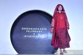 Dekranasda kabupaten kota bersama desainer lokal di Malam Kriya Sriwijaya Page 3 Small