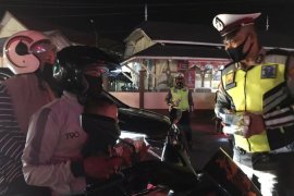 Tanpa tilang, Satlantas Polres Lhokseumawe bagi-bagi vitamin dan masker saat razia zebra