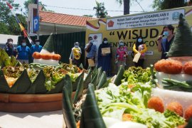 Ibu dan bayinya tercatat pasien sembuh ke-3.003 di RS Darurat Surabaya