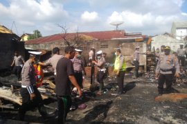 Polisi bersihkan puing-puing kebakaran rumah di Lhokseumawe