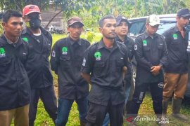 Dulu pemburu harimau, kini bersahabat dengan gajah