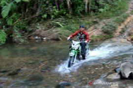 Berry terobos rimba Pegunungan Meratus, sapa warga di pelosok