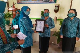 Norbaiti Serahkan Hadiah Lomba ke TP PKK Kubar