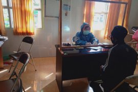 Dinas Kesehatan Mataram menurunkan level APD untuk petugas puskesmas