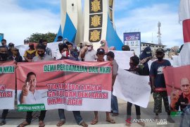 Massa Cinta NKRI unjuk rasa tolak kehadiran KAMI