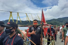 Temui warga Tidore, Olly Dondokambey disambut tarian adat Golema