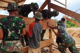 Satgas Pamtas RI-PNG Yonif 125/Si'mbisa bangun pos kamling di Kampung Baidub