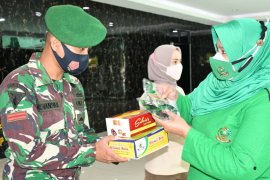 Persit KCK  PD I/BB bagikan masker beri semangat prajurit