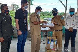 PT Timah Salurkan Bantuan Susu dan Vitamin ke Dusun Bedukang