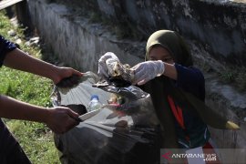 AKSI MEMUNGGUT SAMPAH DI HARI PAHLAWAN Page 1 Small