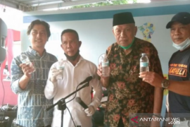 Komunitas Bonek Luncurkan Air Kemasan Udin - Undun