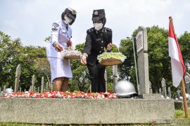 Ziarah makam pahlawan nasional di TMPU Kalibata
