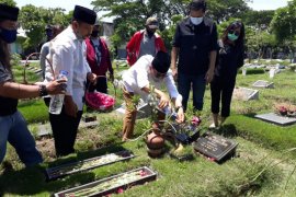 Cawali Machfud Arifin ziarah ke makam mantan Sekjen PDIP