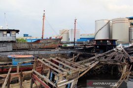 (FOTO) Bangkai Kapal di Pelabuhan Page 3 Small