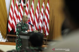 Komandan STTAL bagi ratusan APD ke warga Morokrembangan