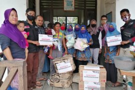 Warga Desa Kuala Terusan terima bantuan kemanusiaan dari ACT Riau