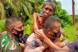 Viral, aparat  di Inhu gendong korban banjir