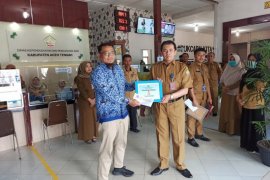 Semangat Hari Pahlawan, Disdukcapil Aceh Tengah beri penghargaan pegawai terbaik