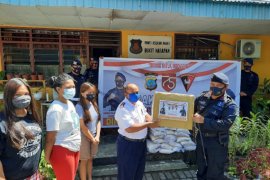 Satbrimob Polda Sulawesi Utara bakti sosial di panti asuhan