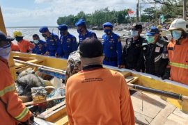 Polisi bantu evakuasi masyarakat pesisir Pantai Timur Surabaya yang diterjang rob