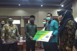 1.400 guru tidak tetap di Mataram menerima kartu peserta BPJAMSOSTEK