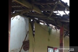 Atap ruang kelas SDN Rowotengah 03 Jember ambruk