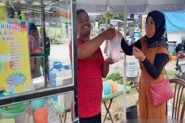 Ada "es gak jelas" di Sibolga, tetapi penghasilannya jelas