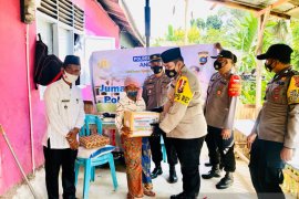 Polres Solok Arosuka bantu warga terdampak pandemi COVID-19 di Kecamatan Kubung