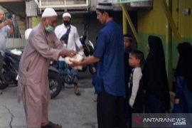 Komunitas subuh bagikan ratusan bungkus beras ke kaum dhuafa