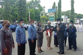 Bupati Thaher Hanubun serahkan ambulans darat dan laut untuk Puskesmas