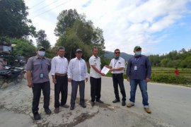 PT TPL perbaiki jalan di Desa Pardomuan