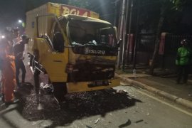 Sopir truk terjepit stir setelah tubruk ekor bus