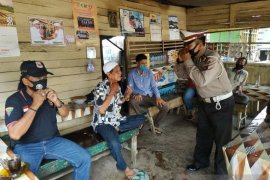 Polisi sambang warung kopi edukasi protokol kesehatan