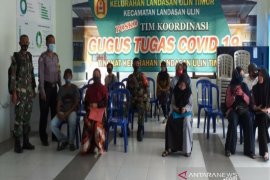 Bhabinkamtibmas ingatkan protokol kesehatan saat perekaman e-KTP