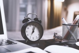 Jadwal tidur konsisten vs durasi tidur, maka yang lebih penting?