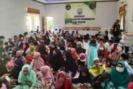 Hundred of orphans tour the nature at SMP Alam Muhammadiyah