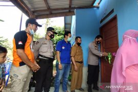 Janda miskin ini nangis saat terima kunci rumah