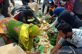 Makan tumpeng bersama di atas buktin jadi puncak prosesi Sedekah Bumi