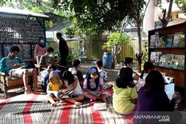 Di Taman Baca itu, anak-anak serasa menemukan surga