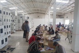 Petugas pelipat  kertas suara   patuhi protokol kesehatan