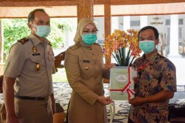 Pemkab Purwakarta serahkan ribuan sertifikat, jamin kepastian hukum kepemilikan tanah