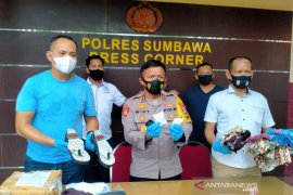 Polisi tangkap penerima paket sandal berisi sabu