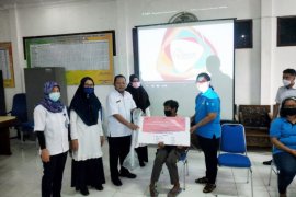 Penyandang disabilitas di Sibolga terima alat bantu dari Kemensos