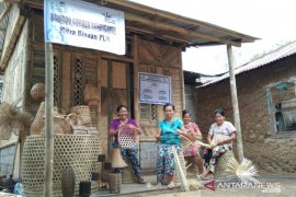 PLN Peduli bantu gerakkan usaha "Crafting" di Desa Sidetapa