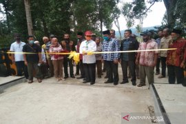 Bupati Tapsel resmikan jembatan penghubung antardesa di Angkola Muaratais