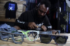 Kacamata berbahan celana jeans