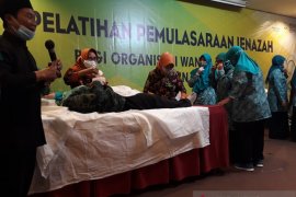 Pemkot Kediri latih pemulasaraan jenazah perempuan dengan prosedur kesehatan