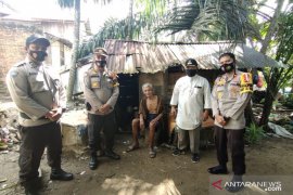 Kakek ini terpaksa tidur di bekas kandang kambing. Kok bisa?