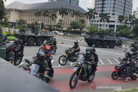 Petugas gabungan tertibkan baliho dan spanduk tak berizin di Ibu Kota