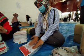 KPU Banjarmasin kerahkan 50 pelipat surat suara untuk Pilgub